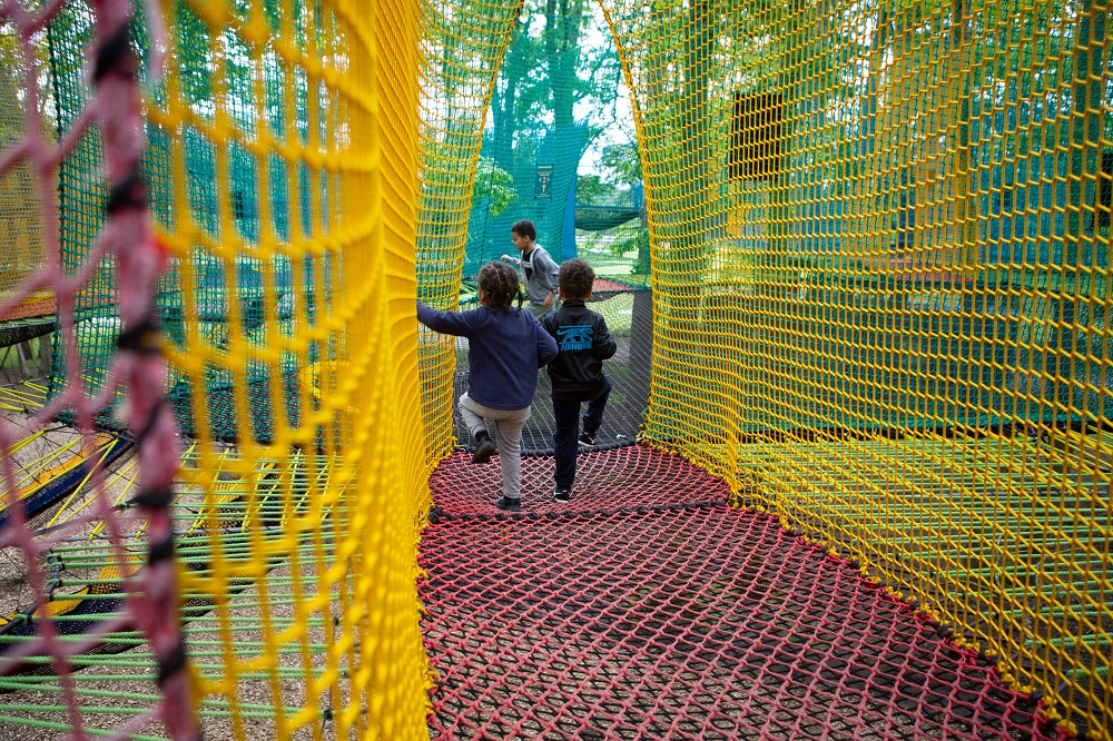 Enfants jouant dans le Safari Thoiry Air Park